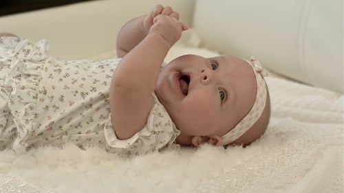 Hermosa Expresiva Adorable Feliz Lindo Riendo