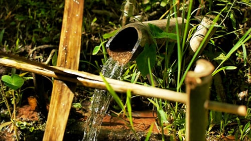 Moinhos de água de bambu