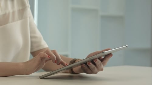Frau benutzt Tablet, Surfen im Internet