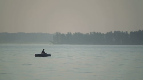 Silhouette eines Fischers auf einem Boot