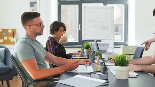 Equipe de negócios ou startups trabalhando no escritório