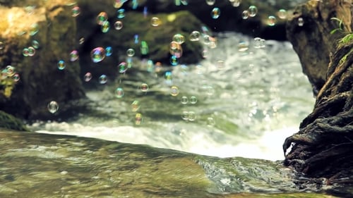 Soupbubbles über dem schnell fließenden Wasser des Flusses