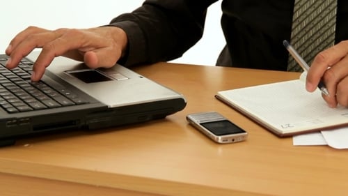 Geschäftsmann arbeitet am Laptop