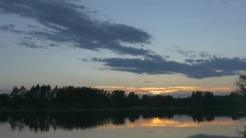 Sonnenuntergang am Fluss, Silhouetten von Bäumen und Himmel
