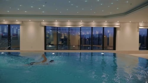 Hombre nadando estilo libre en la piscina