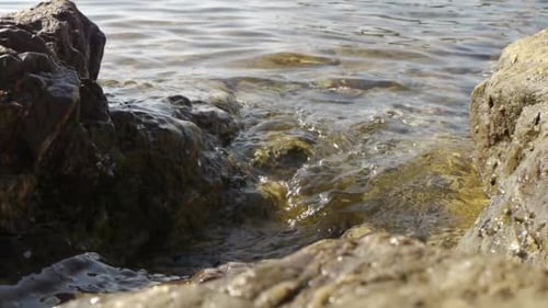 Wasser fließt durch Steine