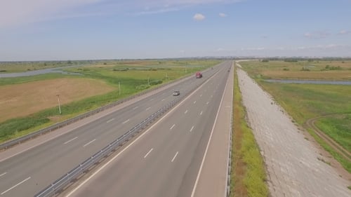 Autobahn in schönen Feldern