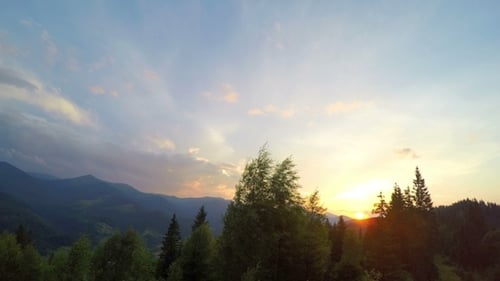 Sonnenuntergang in den Karpaten.