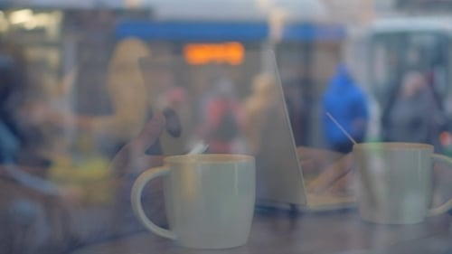 Uso del teléfono celular y la computadora portátil durante la pausa para el té