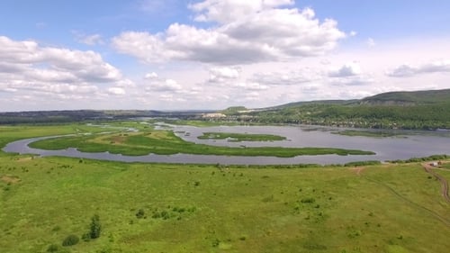 Flug zum schönen See und zu den Bergen
