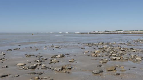Atlantikstrand mit Ebbe Nahaufnahme 4K 2160p 30fps UltraHD-Aufnahmen - Dünen aus Sand und Fels