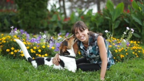 Frau entspannt sich mit Hund