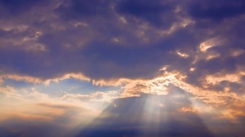 Sonnenstrahlen durch sich bewegende Wolken
