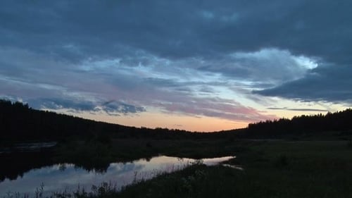 Nachthimmel über dem Fluss