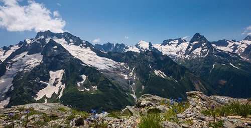 Picturesque Mountain Range on a Bright, Clear Day
