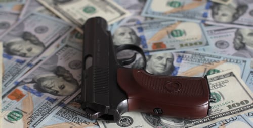 Billetes de cien dólares y un arma 2