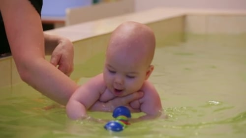 Jugando en una piscina