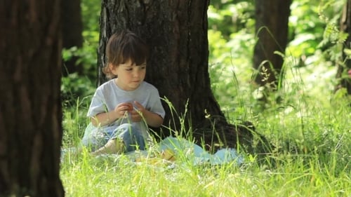 Kinder essen im Freien