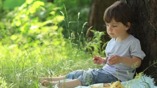 Kind ruht in der Natur