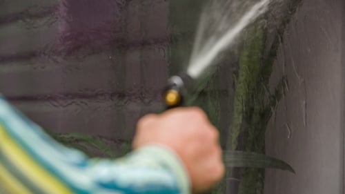 Fenêtre de lavage des mains humaines de la maison