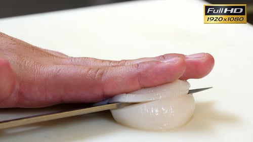 Sushi Chef Découpe un Sashimi de Pétoncles
