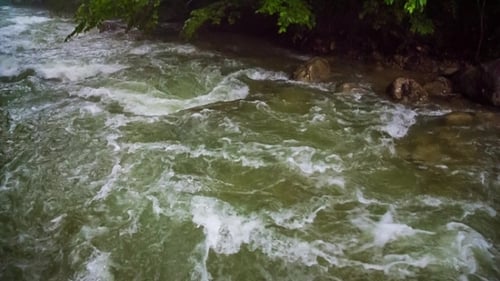 Mountain River fließt bergab