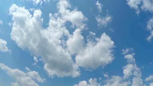 Weiße, flauschige Wolken über blauem Himmel