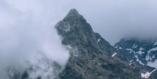 Berg in bewegten Wolken 2