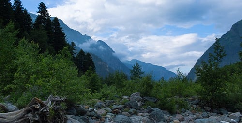 Berg in bewegten Wolken 12