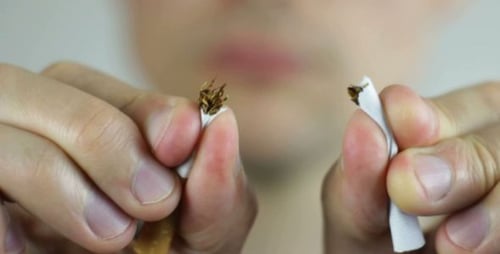 Homme cassant une cigarette