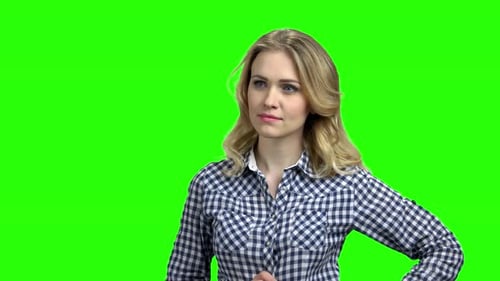 Jeune femme à l'expression réfléchie