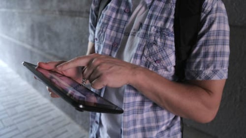 Hombre con la tableta en la ciudad