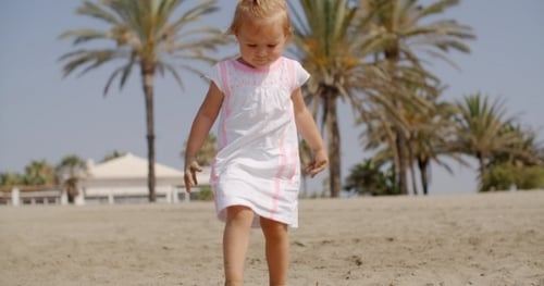 Petite fille s'amusant sur une plage tropicale