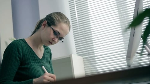 Lehrer bereitet eine Vorlesung vor