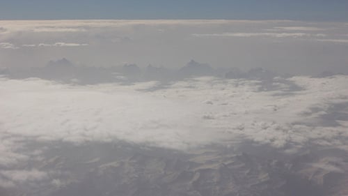 Wolken und Berge in der Fensterebene