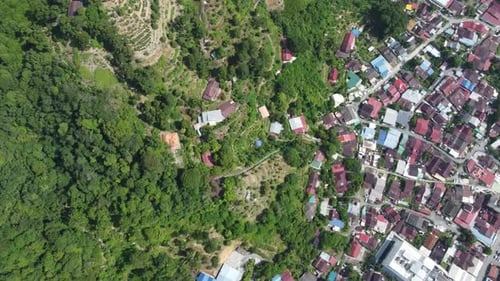 Habitação residencial com vista aérea perto da colina da plantação