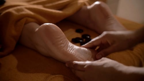 Fußmassage mit heißen Steinen im Day Spa