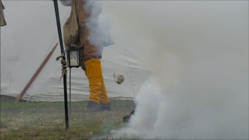 Abfeuern der kleinen Kanone auf dem Boden