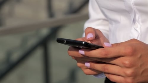Hermosa mujer de negocios con teléfono móvil