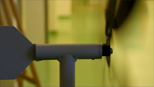 Eine Windfahne, die sich zusammen mit dem Propeller dreht