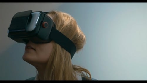 Mujer en gafas de realidad virtual