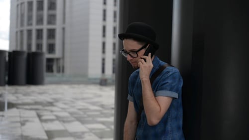 Junger Mann telefoniert