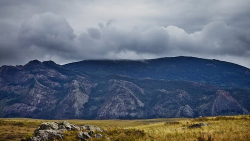 Wilde Berglandschaft mit schweren Wolken