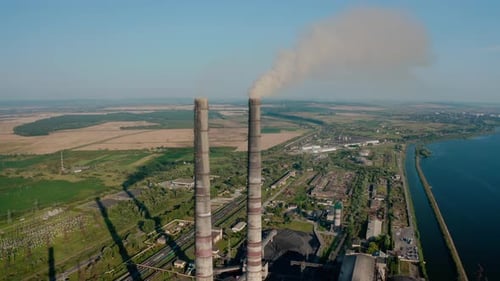 Drohnenansicht des hohen Schornsteins Zwei Rohre mit grauem Rauch aus dem Kohlekraftwerk. Nahaufnahme V4