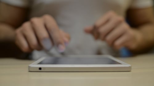 Das Tablet bei Nacht verwenden