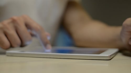 Entspannende Person auf dem Tablet