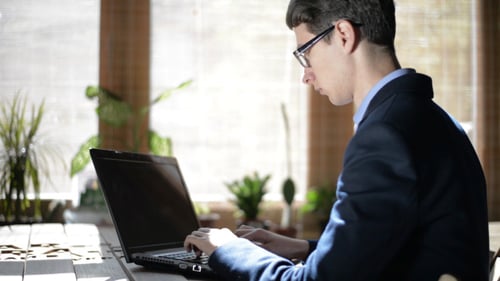 Jeune pigiste travaillant sur ordinateur portable