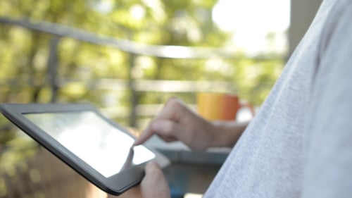 Digitando no teclado do tablet