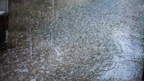 Auf Asphalt fallende Tropfen sintflutartigen Regens