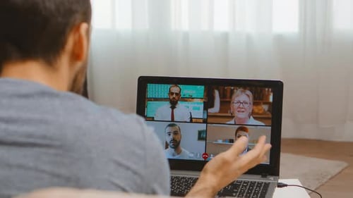 Rückansicht von Freelancer in einer Telefonkonferenz